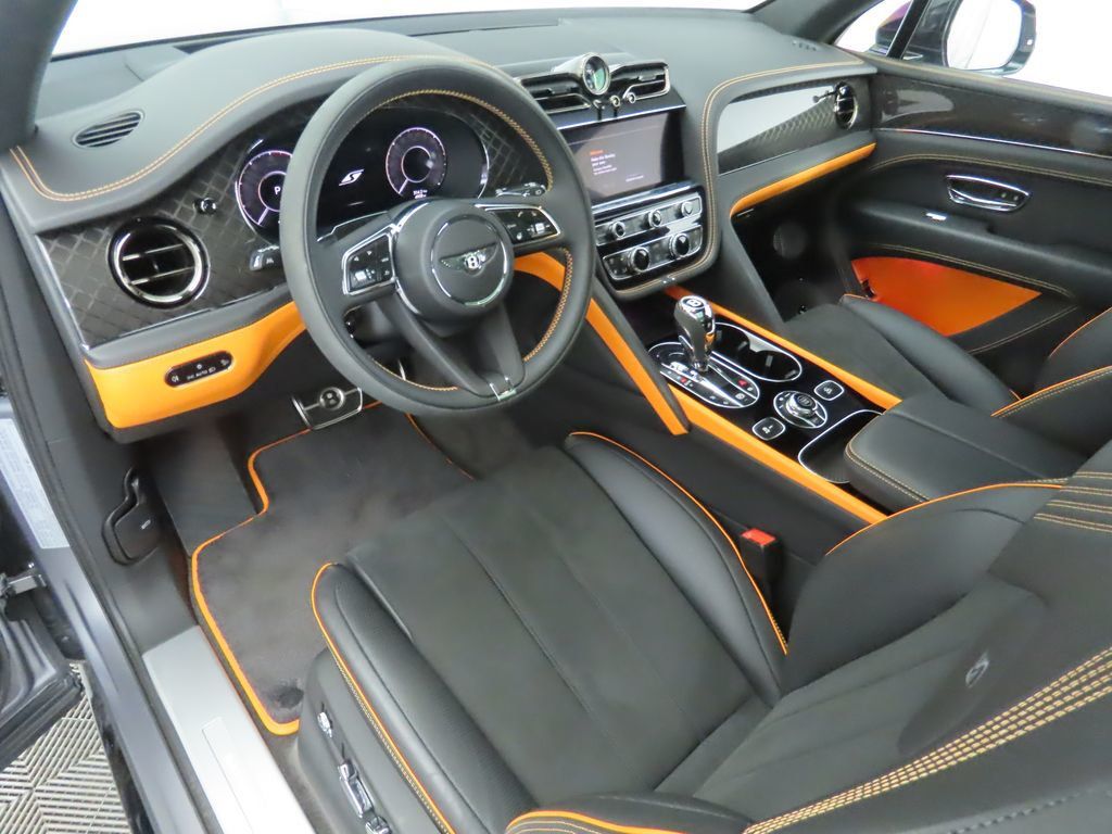 2024 Bentley Bentayga V8 photo 8