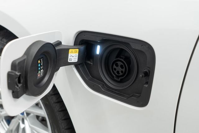 2024 BMW 3 Series 330e xDrive Plug-In Hybrid - 22932498 - 50