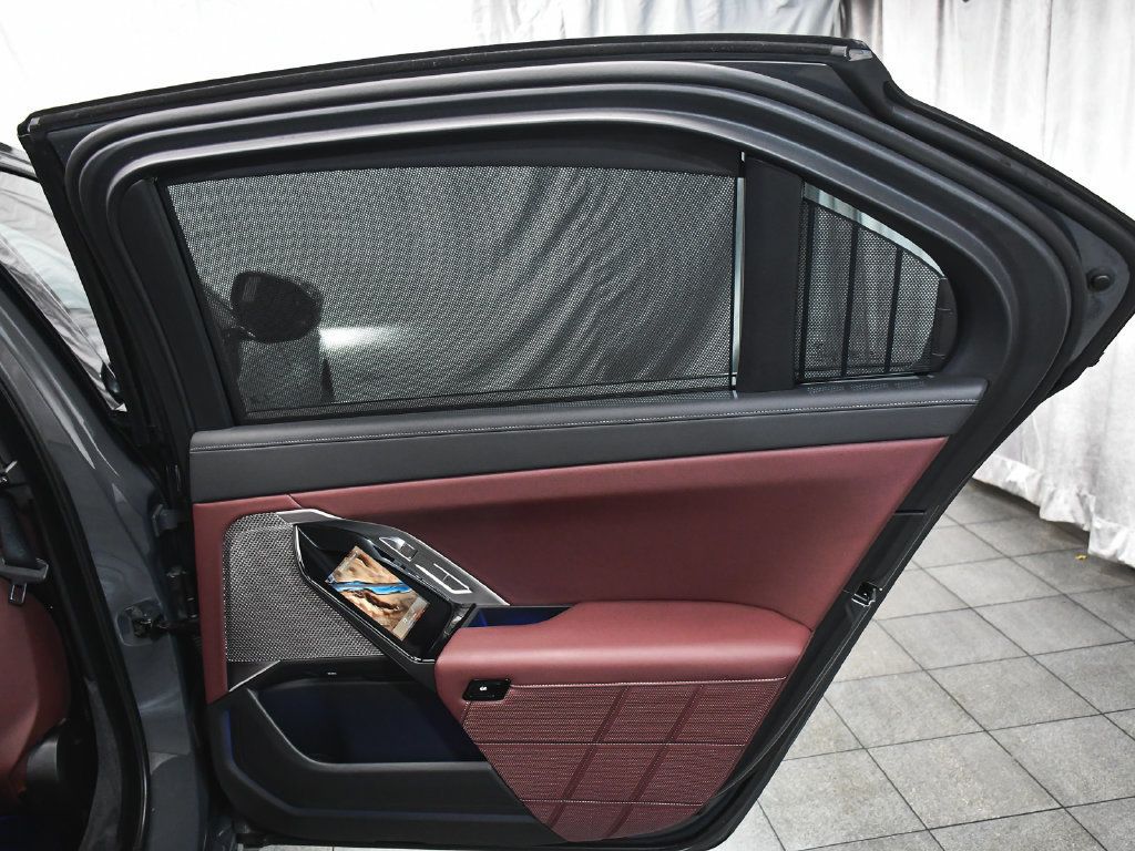 BMW 7 Series photo 18