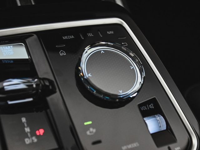 2024 BMW 7 Series 750e xDrive - 22961155 - 32