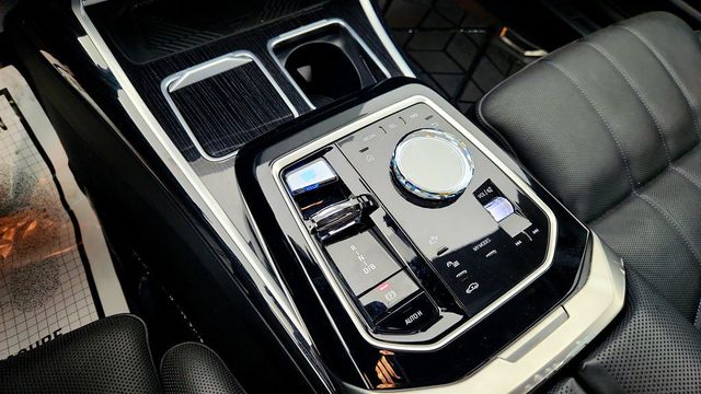 2024 BMW i7 xDrive60 with B&O Diamond SS, Theater Screen & Executive Package - 22990114 - 15