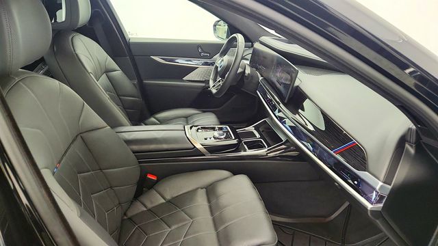 2024 BMW i7 xDrive60 with B&O Diamond SS, Theater Screen & Executive Package - 22990114 - 23