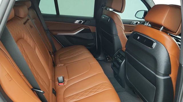 2024 BMW X5 M60i SAV w/ Extended Merino Leather, 22'' Wheels & Trailer Hitch - 22951804 - 22