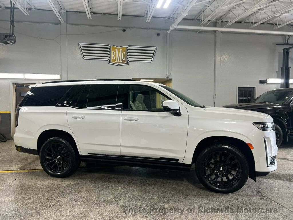 2024 Cadillac Escalade Sport photo 2