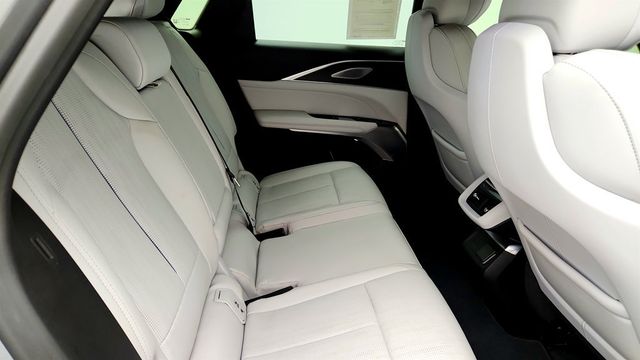 2024 Cadillac LYRIQ 4dr Luxury 3 (1SE) w/ Dual-Panel Panoramic Sunroof - 23037004 - 23