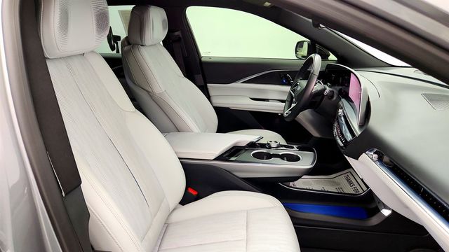 2024 Cadillac LYRIQ 4dr Luxury 3 (1SE) w/ Dual-Panel Panoramic Sunroof - 23037004 - 24
