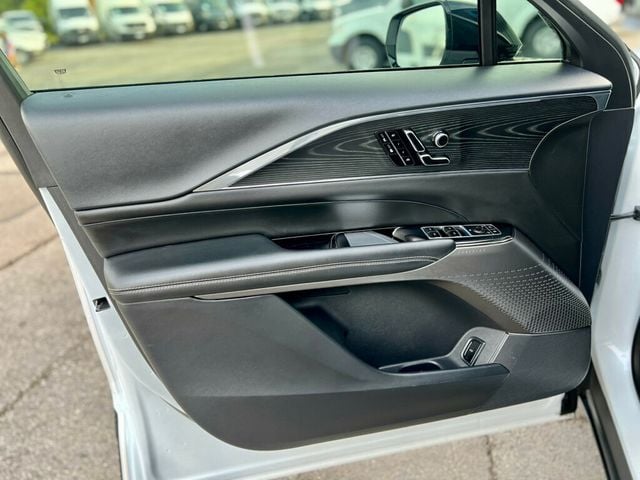 2024 Cadillac LYRIQ 4dr Luxury w/1SC - 23032413 - 12
