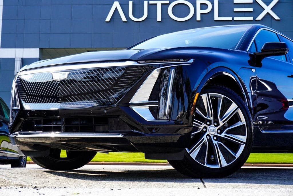 2024 Cadillac Lyriq Luxury photo 2