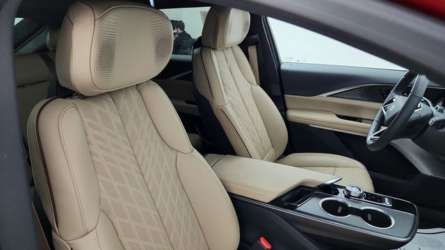 2024 Cadillac LYRIQ 4dr Sport 3 with Nappa Leather Package - 22950749 - 22