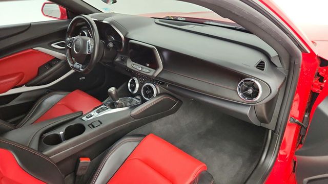 2024 Chevrolet Camaro 2dr Coupe 2LT with RS & Technology Packages & 20'' Wheels - 22944960 - 22