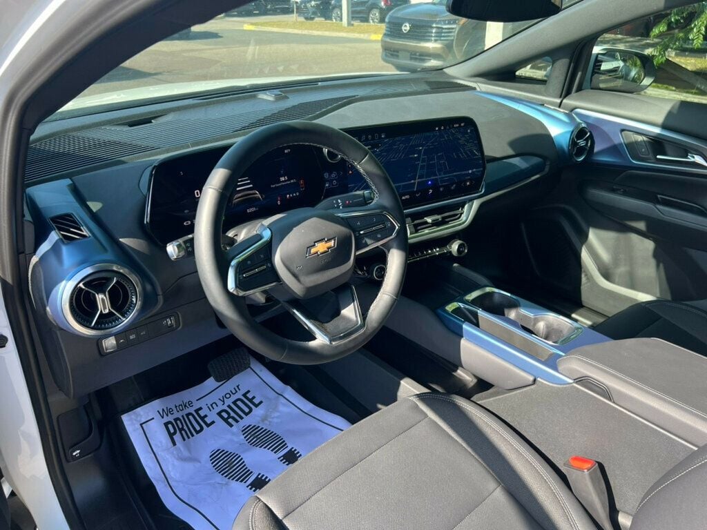 2024 Chevrolet Equinox EV 2LT photo 3