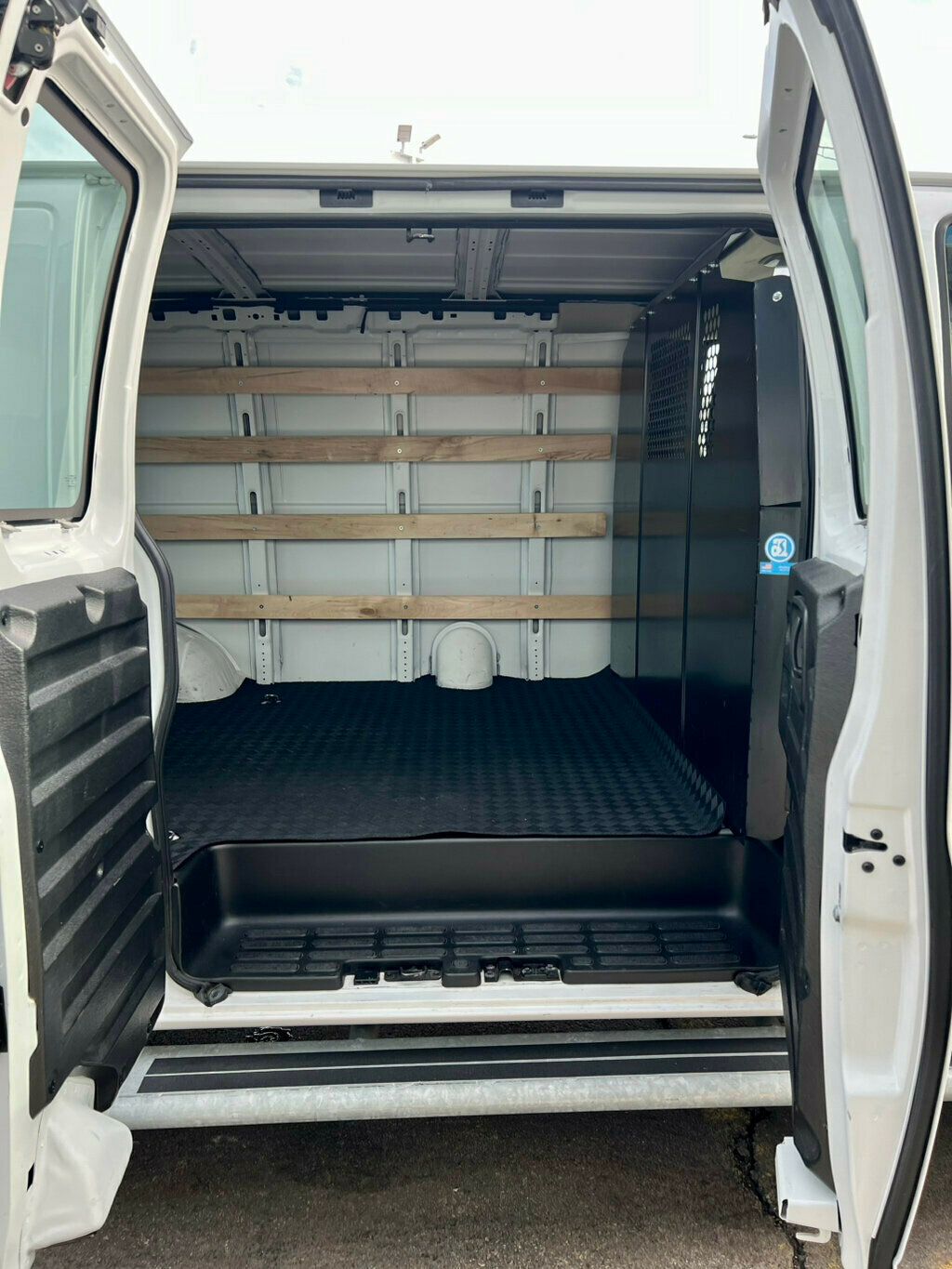 2024 Chevrolet Express Cargo Van RWD 2500 135" - 22981740 - 8