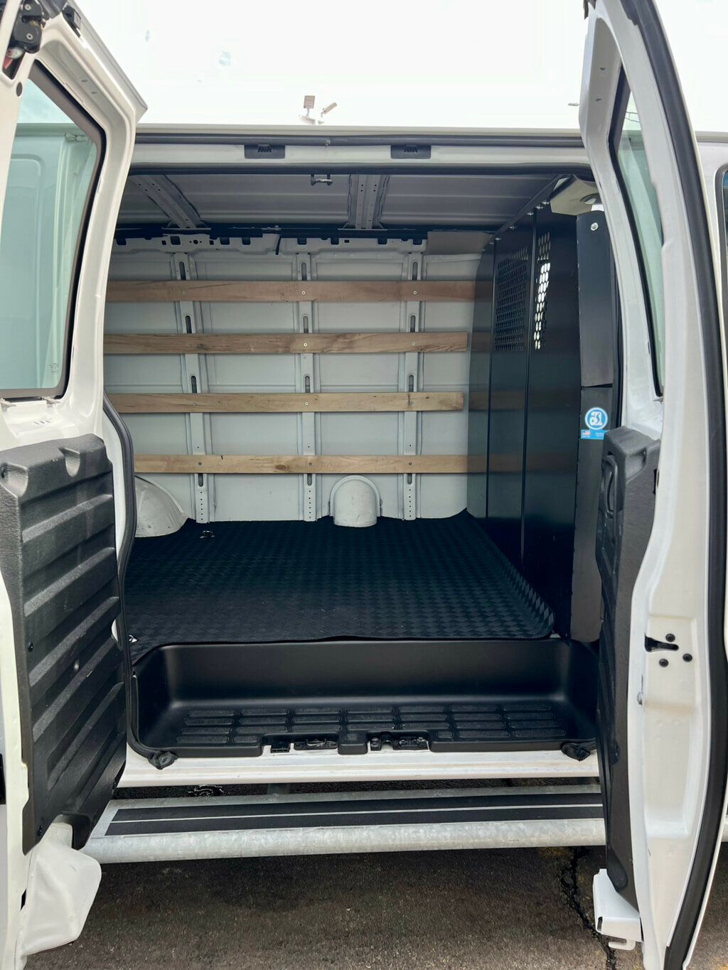 2024 Chevrolet Express Cargo Van RWD 2500 135" - 22981741 - 8