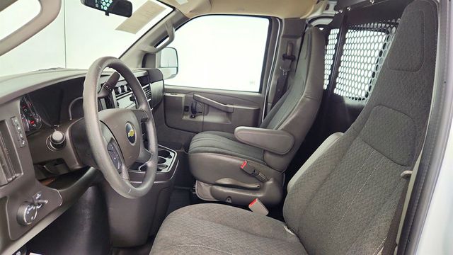 2024 Chevrolet Express Cargo Van RWD 2500 135'' w/ Driver Conv & Chrome Appear Pkgs & Partition - 23014376 - 17