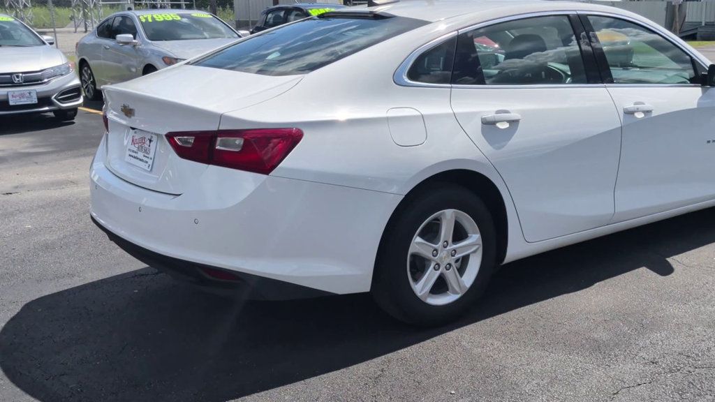 Chevrolet Malibu LS photo 8