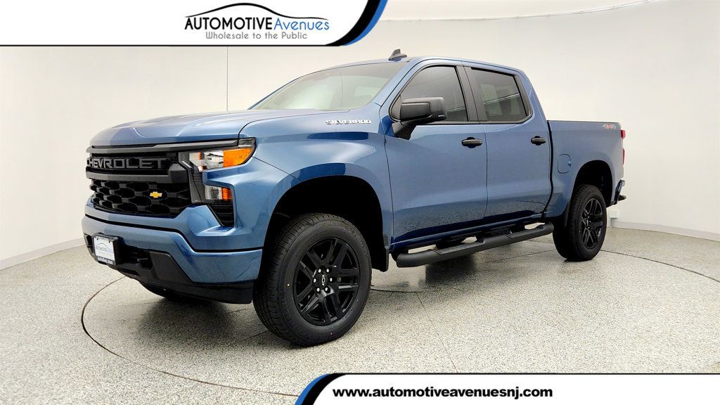 2024 Chevrolet Silverado 1500 4WD Crew Cab 147'' Custom w/ Black Assist Steps & 20'' Wheels - 23034787 | Video 1