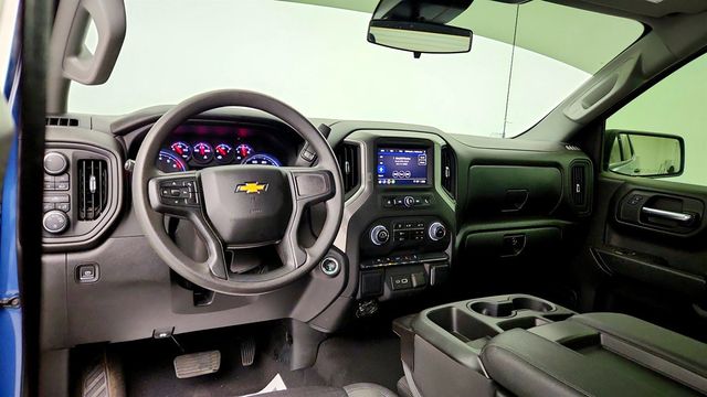 2024 Chevrolet Silverado 1500 4WD Crew Cab 147'' Custom w/ Black Assist Steps & 20'' Wheels - 23034787 - 10