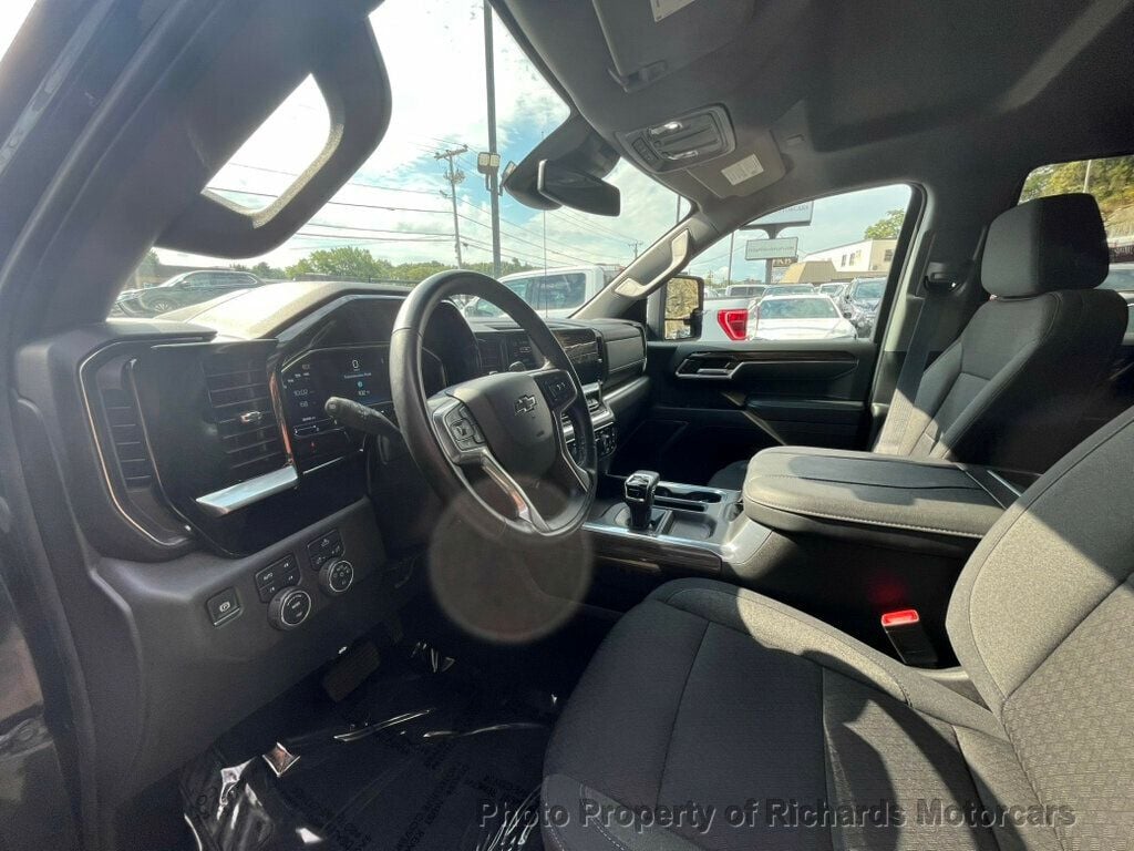 2024 Chevrolet Silverado 1500 RST photo 13