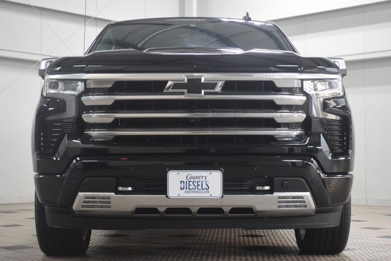 2024 Chevrolet Silverado 1500 High Country photo 2