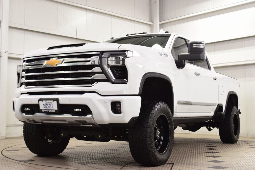 2024 Chevrolet Silverado 2500HD High Country Z71 photo 3