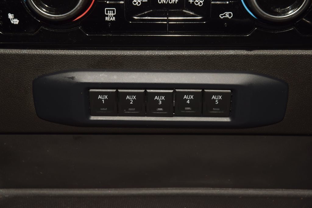 2024 Chevrolet Silverado 3500HD High Country w/ Technology Package - 23063591 - 33