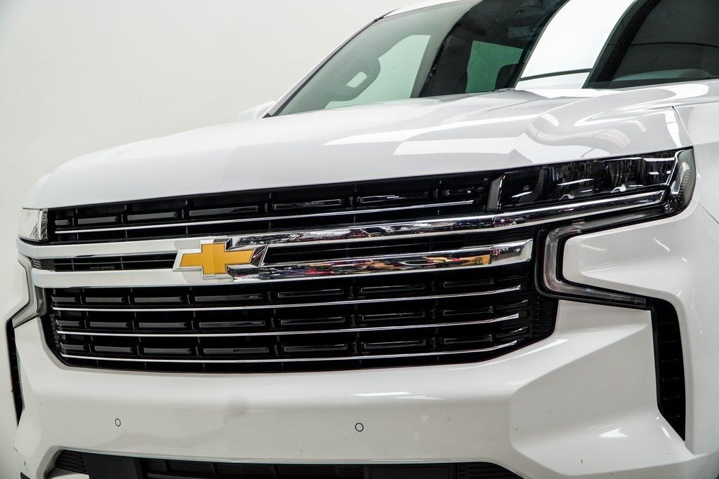 2024 Chevrolet Suburban LT photo 2