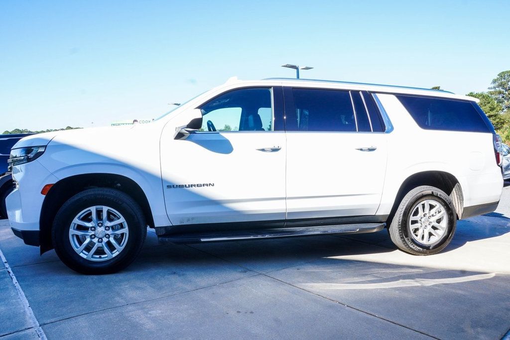 2024 Chevrolet Suburban LT photo 2