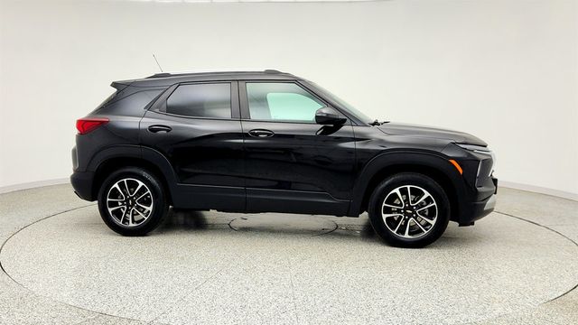 2024 Chevrolet Trailblazer AWD 4dr LT w/ Convenience, Cold Weather & Driver Confidence Pkgs - 23028790 - 3