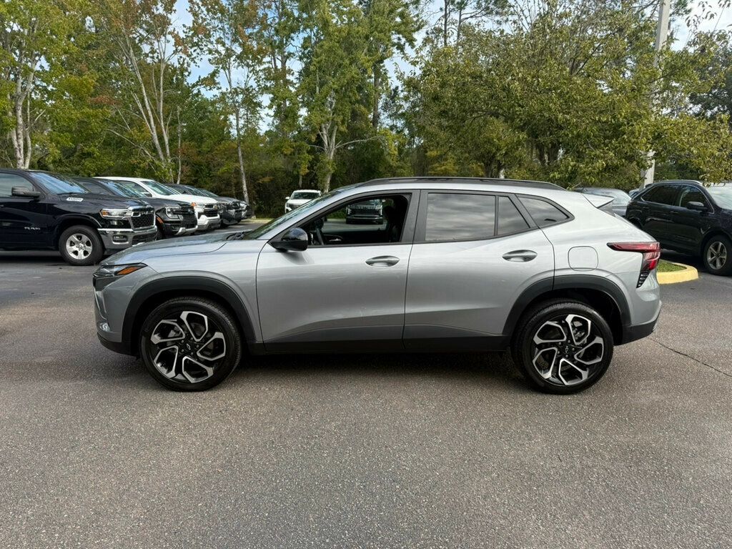 2024 Chevrolet Trax photo 2