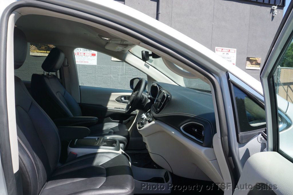 2024 Chrysler Pacifica Hybrid photo 10