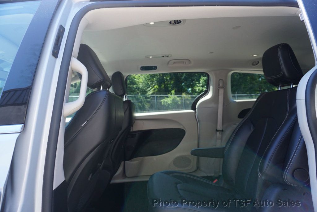 2024 Chrysler Pacifica Hybrid photo 11