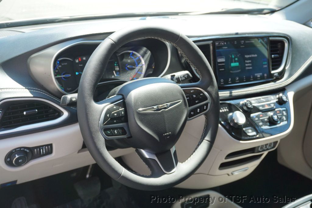 2024 Chrysler Pacifica Hybrid photo 13