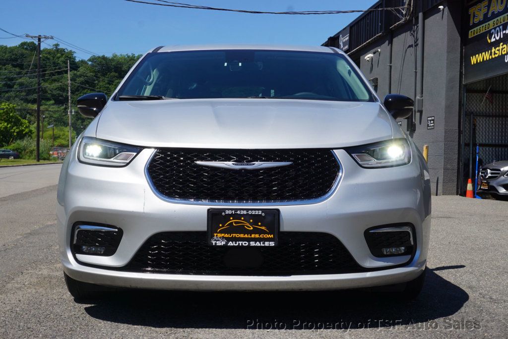 2024 Chrysler Pacifica Hybrid photo 2