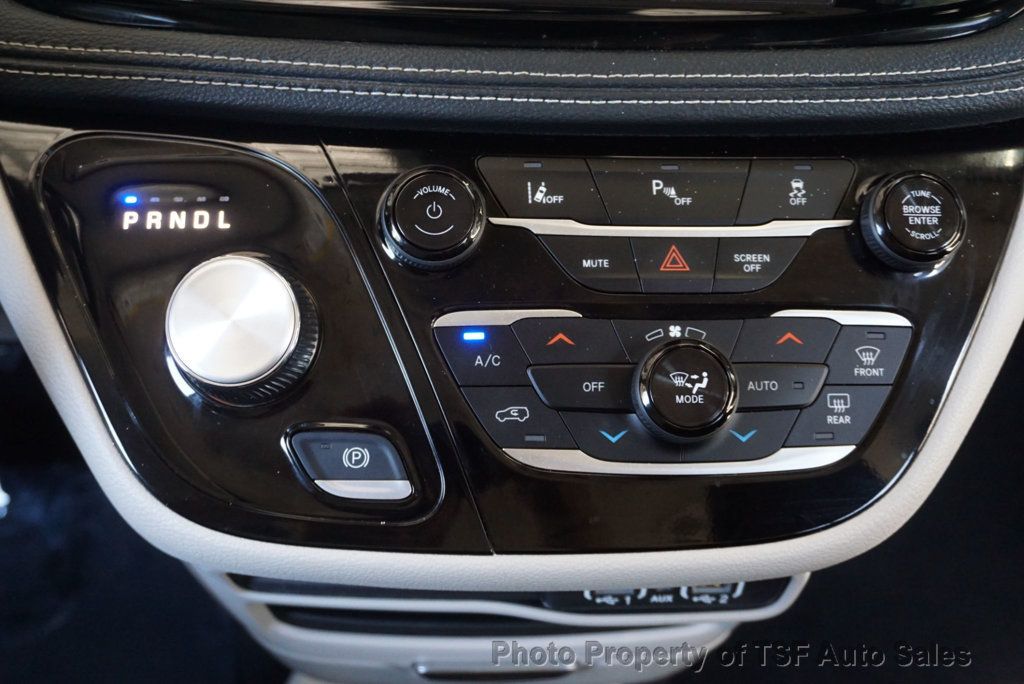 2024 Chrysler Pacifica Hybrid photo 19