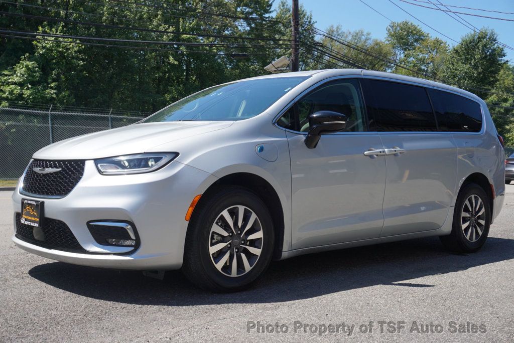 2024 Chrysler Pacifica Hybrid photo 3