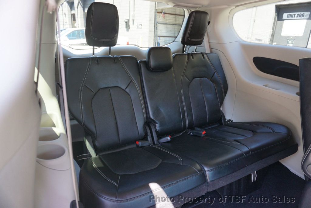 2024 Chrysler Pacifica Hybrid photo 30