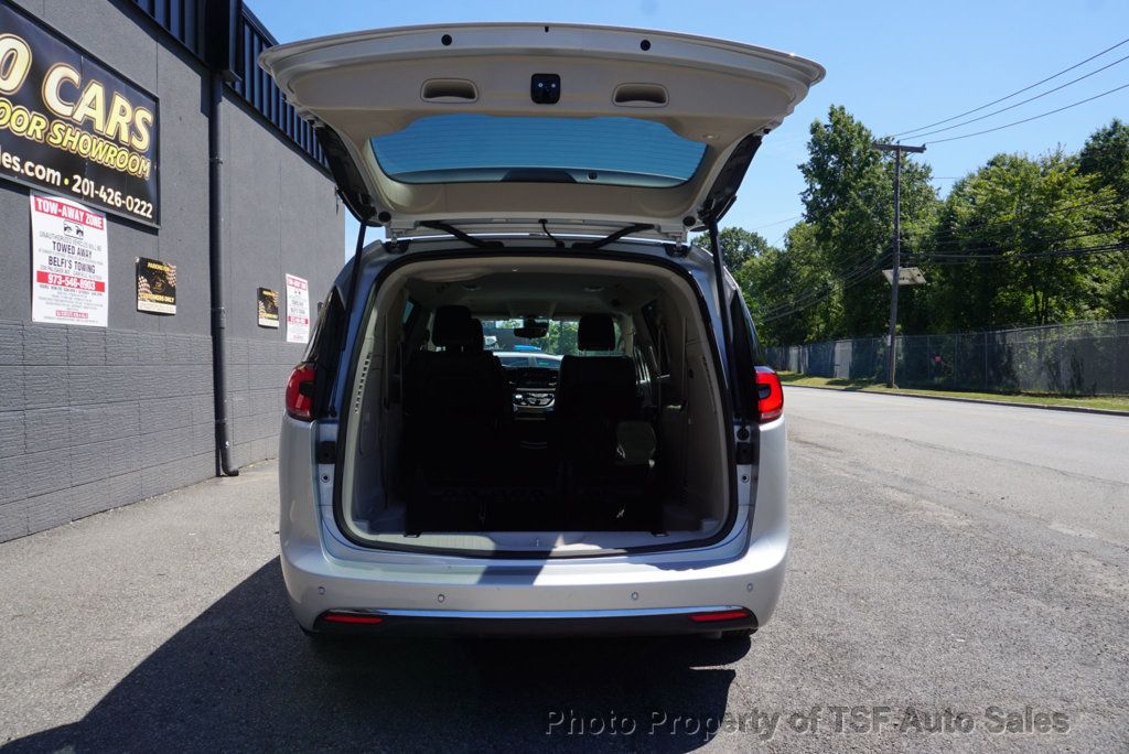 2024 Chrysler Pacifica Hybrid photo 32