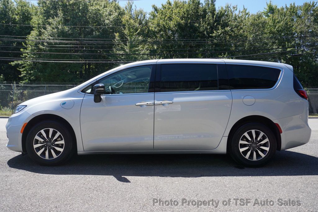 2024 Chrysler Pacifica Hybrid photo 4