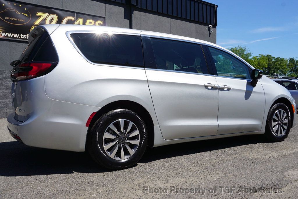 2024 Chrysler Pacifica Hybrid photo 7
