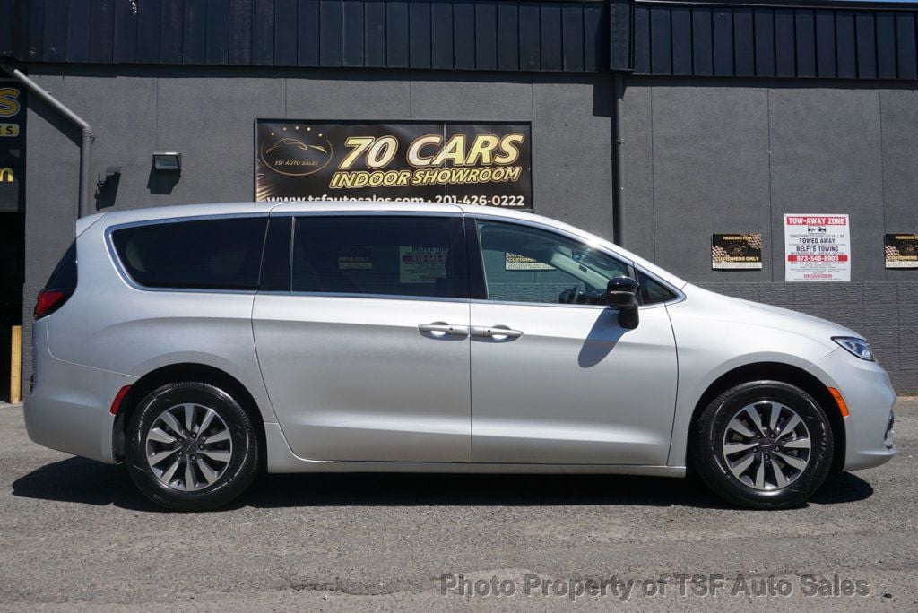 2024 Chrysler Pacifica Hybrid photo 8