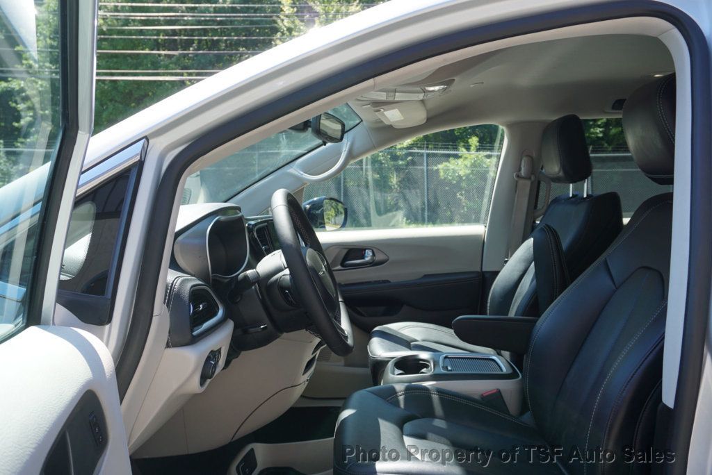 2024 Chrysler Pacifica Hybrid photo 9