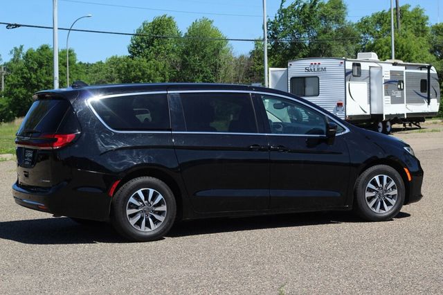 2024 Chrysler Pacifica ONE OWNER HYBRID SELECT W/ 10.1" UCONNECT NAVIGATION, LEATHER - 23039658 - 2