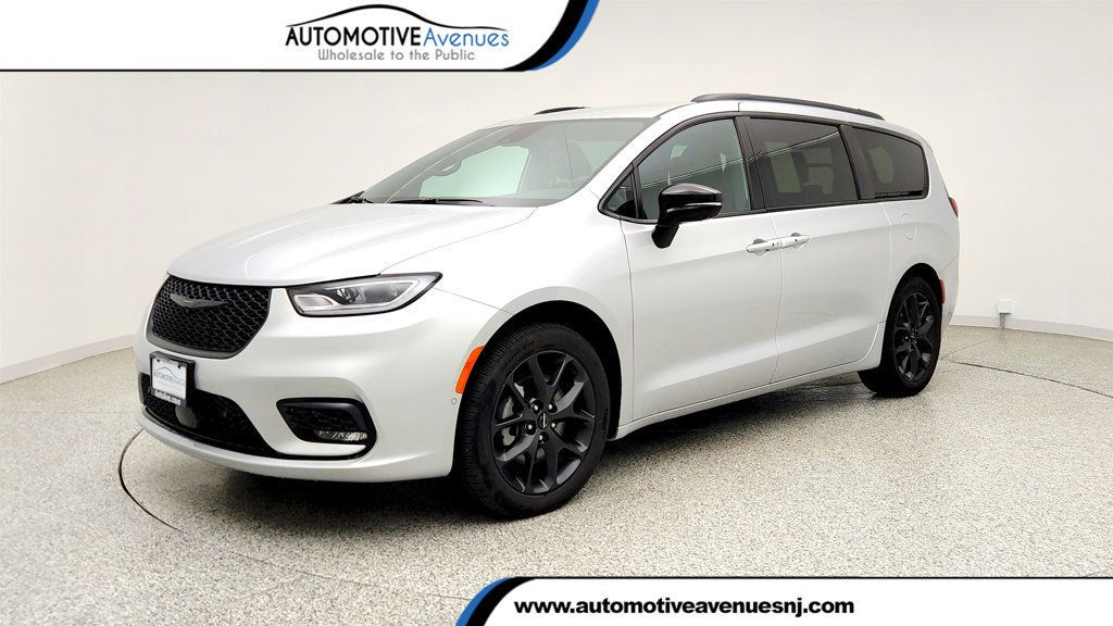 2024 Chrysler Pacifica Touring L AWD w/ Wheelchair Lift, S Appearance & Safety Sphere - 23025778 | Video 1