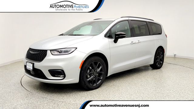 2024 Chrysler Pacifica Touring L AWD w/ Wheelchair Lift, S Appearance & Safety Sphere - 23025778 - 0