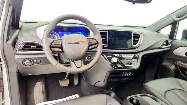 2024 Chrysler Pacifica Touring L AWD w/ Wheelchair Lift, S Appearance & Safety Sphere - 23025778 - 11