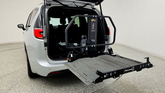 2024 Chrysler Pacifica Touring L AWD w/ Wheelchair Lift, S Appearance & Safety Sphere - 23025778 - 23