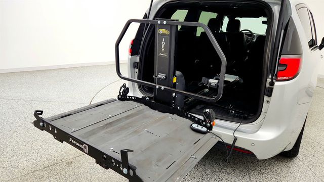 2024 Chrysler Pacifica Touring L AWD w/ Wheelchair Lift, S Appearance & Safety Sphere - 23025778 - 25
