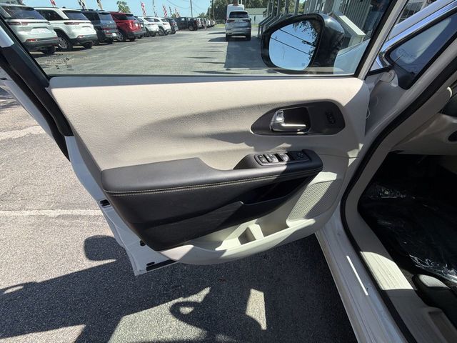 2024 Chrysler Pacifica Touring L FWD - 23080601 - 11