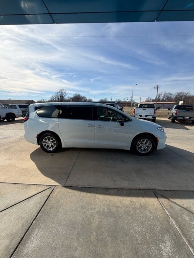 2024 Chrysler Pacifica Touring L FWD - 22984803 - 4