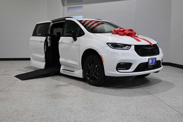 2024 Chrysler Pacifica Touring L FWD - 23009989 - 1